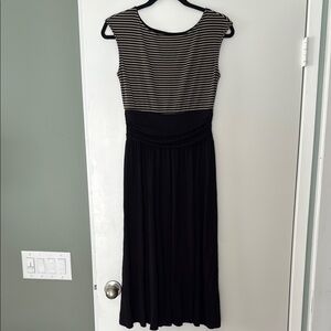 Gilli Sheath Midi Dress Sleeveless Crew Neck